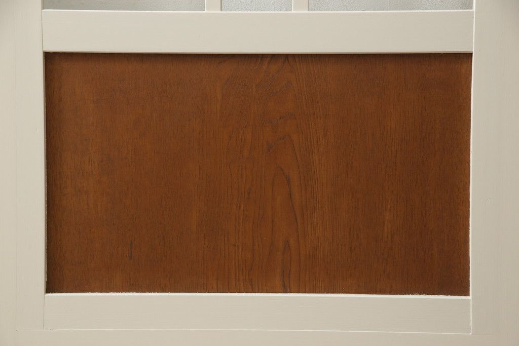 ガラス戸4枚をリペア&カスタム!高さと幅をリサイズし、引手や戸車を取り付け。全てのガラスをクリアガラスに交換。色味は当店商品を参考にアンティークホワイトにペイント。(引き戸、建具)