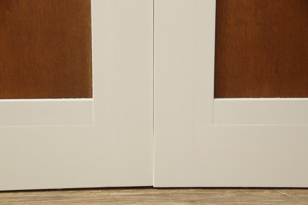 ガラス戸4枚をリペア&カスタム!高さと幅をリサイズし、引手や戸車を取り付け。全てのガラスをクリアガラスに交換。色味は当店商品を参考にアンティークホワイトにペイント。(引き戸、建具)