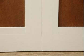 ガラス戸4枚をリペア&カスタム!高さと幅をリサイズし、引手や戸車を取り付け。全てのガラスをクリアガラスに交換。色味は当店商品を参考にアンティークホワイトにペイント。(引き戸、建具)