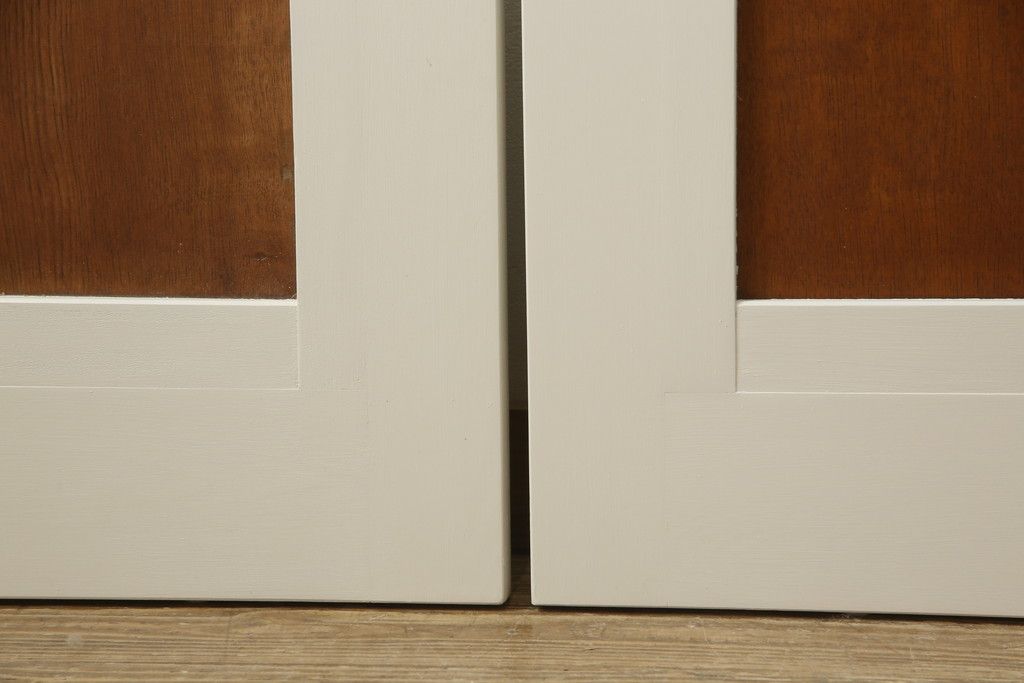 ガラス戸4枚をリペア&カスタム!高さと幅をリサイズし、引手や戸車を取り付け。全てのガラスをクリアガラスに交換。色味は当店商品を参考にアンティークホワイトにペイント。(引き戸、建具)