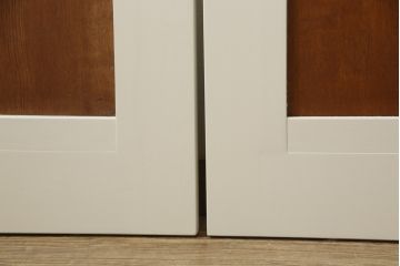 ガラス戸4枚をリペア&カスタム!高さと幅をリサイズし、引手や戸車を取り付け。全てのガラスをクリアガラスに交換。色味は当店商品を参考にアンティークホワイトにペイント。(引き戸、建具)