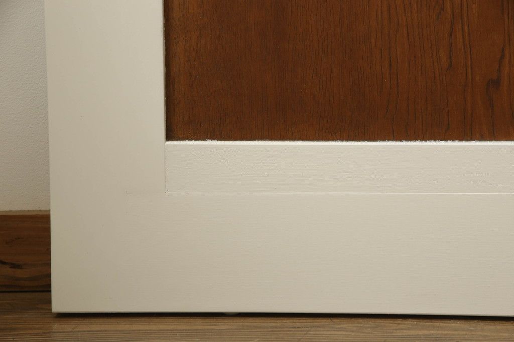 ガラス戸4枚をリペア&カスタム!高さと幅をリサイズし、引手や戸車を取り付け。全てのガラスをクリアガラスに交換。色味は当店商品を参考にアンティークホワイトにペイント。(引き戸、建具)