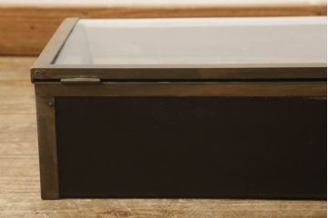 ショーケースをリペア&カスタム!真鍮製のストッパーを当店商品を参考に職人が手作業で製作し取り付け。(ガラスケース、店舗什器)