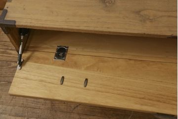 総桐米沢箪笥をリペア&カスタム!内部から天板を補強し、配線用の穴あけ加工。上段1杯フラップダウン加工。本体はクリアワックスで木地色に仕上げ、新材部分は色合わせ。(総桐箪笥、桐たんす、着物タンス、和服タンス、収納箪笥)