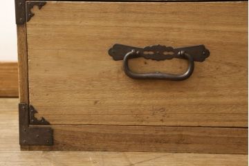 総桐米沢箪笥をリペア&カスタム!内部から天板を補強し、配線用の穴あけ加工。上段1杯フラップダウン加工。本体はクリアワックスで木地色に仕上げ、新材部分は色合わせ。(総桐箪笥、桐たんす、着物タンス、和服タンス、収納箪笥)