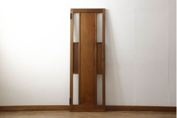 木製扉をリペア&カスタム!高さと幅をリサイズし、指定箇所に新品のモールガラスを入れる加工。本体は現状の色味を活かし、修繕箇所は本体と馴染むように仕上げ。(ドア、建具)