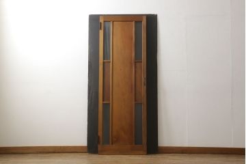 木製扉をリペア&カスタム!高さと幅をリサイズし、指定箇所に新品のモールガラスを入れる加工。本体は現状の色味を活かし、修繕箇所は本体と馴染むように仕上げ。(ドア、建具)