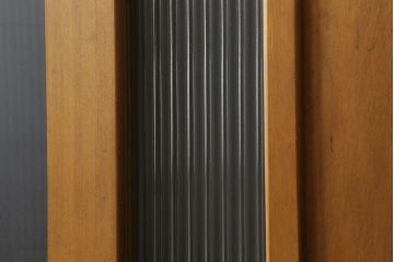 木製扉をリペア&カスタム!高さと幅をリサイズし、指定箇所に新品のモールガラスを入れる加工。本体は現状の色味を活かし、修繕箇所は本体と馴染むように仕上げ。(ドア、建具)