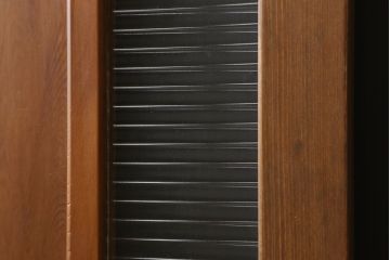 木製扉をリペア&カスタム!高さと幅をリサイズし、指定箇所に新品のモールガラスを入れる加工。本体は現状の色味を活かし、修繕箇所は本体と馴染むように仕上げ。(ドア、建具)