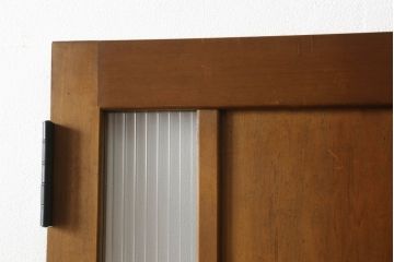 木製扉をリペア&カスタム!高さと幅をリサイズし、指定箇所に新品のモールガラスを入れる加工。本体は現状の色味を活かし、修繕箇所は本体と馴染むように仕上げ。(ドア、建具)