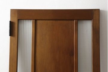木製扉をリペア&カスタム!高さと幅をリサイズし、指定箇所に新品のモールガラスを入れる加工。本体は現状の色味を活かし、修繕箇所は本体と馴染むように仕上げ。(ドア、建具)