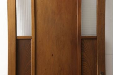 木製扉をリペア&カスタム!高さと幅をリサイズし、指定箇所に新品のモールガラスを入れる加工。本体は現状の色味を活かし、修繕箇所は本体と馴染むように仕上げ。(ドア、建具)