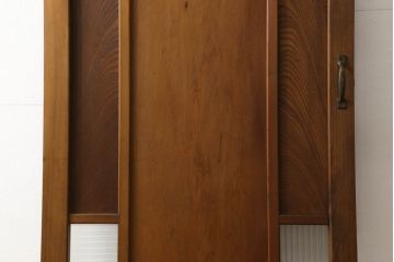 木製扉をリペア&カスタム!高さと幅をリサイズし、指定箇所に新品のモールガラスを入れる加工。本体は現状の色味を活かし、修繕箇所は本体と馴染むように仕上げ。(ドア、建具)