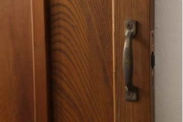 木製扉をリペア&カスタム!高さと幅をリサイズし、指定箇所に新品のモールガラスを入れる加工。本体は現状の色味を活かし、修繕箇所は本体と馴染むように仕上げ。(ドア、建具)