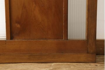 木製扉をリペア&カスタム!高さと幅をリサイズし、指定箇所に新品のモールガラスを入れる加工。本体は現状の色味を活かし、修繕箇所は本体と馴染むように仕上げ。(ドア、建具)