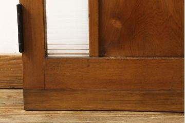 木製扉をリペア&カスタム!高さと幅をリサイズし、指定箇所に新品のモールガラスを入れる加工。本体は現状の色味を活かし、修繕箇所は本体と馴染むように仕上げ。(ドア、建具)