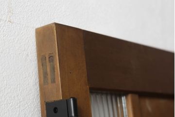 木製扉をリペア&カスタム!高さと幅をリサイズし、指定箇所に新品のモールガラスを入れる加工。本体は現状の色味を活かし、修繕箇所は本体と馴染むように仕上げ。(ドア、建具)