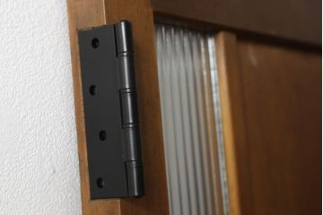 木製扉をリペア&カスタム!高さと幅をリサイズし、指定箇所に新品のモールガラスを入れる加工。本体は現状の色味を活かし、修繕箇所は本体と馴染むように仕上げ。(ドア、建具)