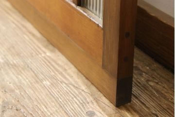 木製扉をリペア&カスタム!高さと幅をリサイズし、指定箇所に新品のモールガラスを入れる加工。本体は現状の色味を活かし、修繕箇所は本体と馴染むように仕上げ。(ドア、建具)