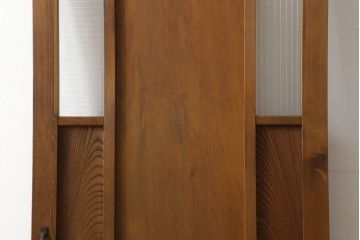木製扉をリペア&カスタム!高さと幅をリサイズし、指定箇所に新品のモールガラスを入れる加工。本体は現状の色味を活かし、修繕箇所は本体と馴染むように仕上げ。(ドア、建具)