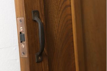 木製扉をリペア&カスタム!高さと幅をリサイズし、指定箇所に新品のモールガラスを入れる加工。本体は現状の色味を活かし、修繕箇所は本体と馴染むように仕上げ。(ドア、建具)