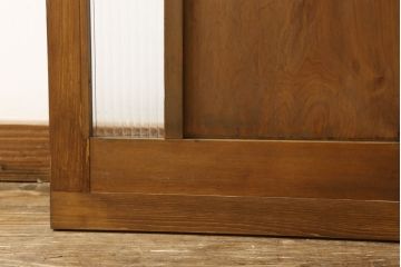 木製扉をリペア&カスタム!高さと幅をリサイズし、指定箇所に新品のモールガラスを入れる加工。本体は現状の色味を活かし、修繕箇所は本体と馴染むように仕上げ。(ドア、建具)