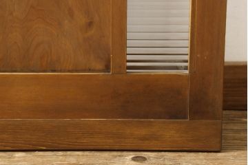 木製扉をリペア&カスタム!高さと幅をリサイズし、指定箇所に新品のモールガラスを入れる加工。本体は現状の色味を活かし、修繕箇所は本体と馴染むように仕上げ。(ドア、建具)