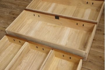重ね箪笥をリペア&カスタム!天板を裏から補強し、全体のバランスをみて台輪を取り付け。棚・引き出し内部は着色せず、新材を使用する台輪は着色後の本体に合わせて着色。(収納箪笥、衣装箪笥、引き出し、和タンス)