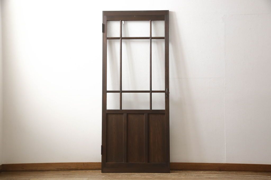 ガラス扉をリペア&カスタム!高さと幅をリサイズし、取っ手位置を調整。金具を取り付け、ガラスの一部をクリアガラスに交換。色味は当店商品を参考に着色。(ドア、建具)