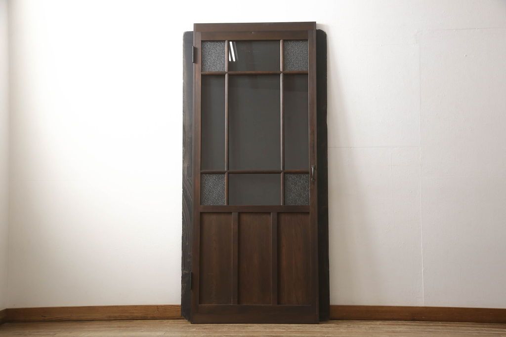 ガラス扉をリペア&カスタム!高さと幅をリサイズし、取っ手位置を調整。金具を取り付け、ガラスの一部をクリアガラスに交換。色味は当店商品を参考に着色。(ドア、建具)