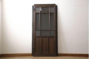 ガラス扉をリペア&カスタム!高さと幅をリサイズし、取っ手位置を調整。金具を取り付け、ガラスの一部をクリアガラスに交換。色味は当店商品を参考に着色。(ドア、建具)