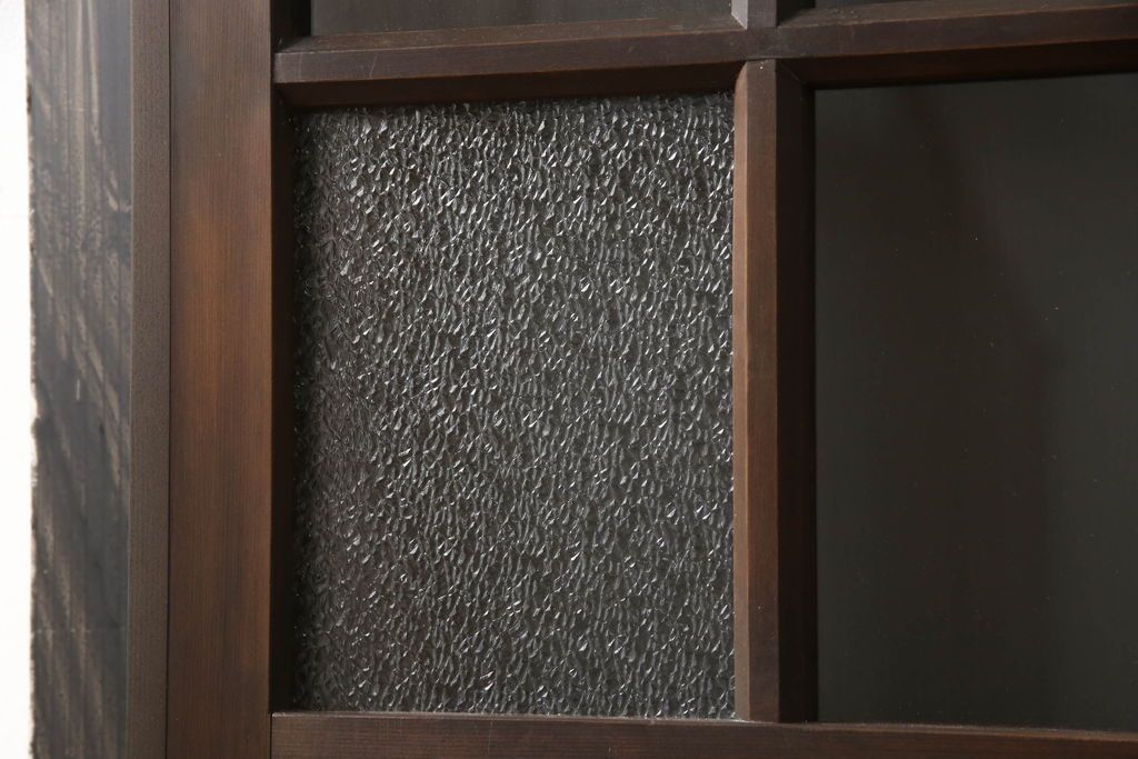 ガラス扉をリペア&カスタム!高さと幅をリサイズし、取っ手位置を調整。金具を取り付け、ガラスの一部をクリアガラスに交換。色味は当店商品を参考に着色。(ドア、建具)