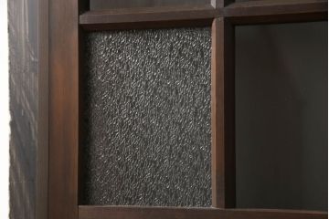 ガラス扉をリペア&カスタム!高さと幅をリサイズし、取っ手位置を調整。金具を取り付け、ガラスの一部をクリアガラスに交換。色味は当店商品を参考に着色。(ドア、建具)