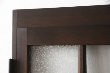 ガラス扉をリペア&カスタム!高さと幅をリサイズし、取っ手位置を調整。金具を取り付け、ガラスの一部をクリアガラスに交換。色味は当店商品を参考に着色。(ドア、建具)