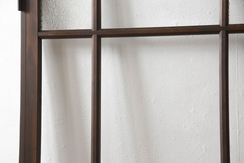 ガラス扉をリペア&カスタム!高さと幅をリサイズし、取っ手位置を調整。金具を取り付け、ガラスの一部をクリアガラスに交換。色味は当店商品を参考に着色。(ドア、建具)