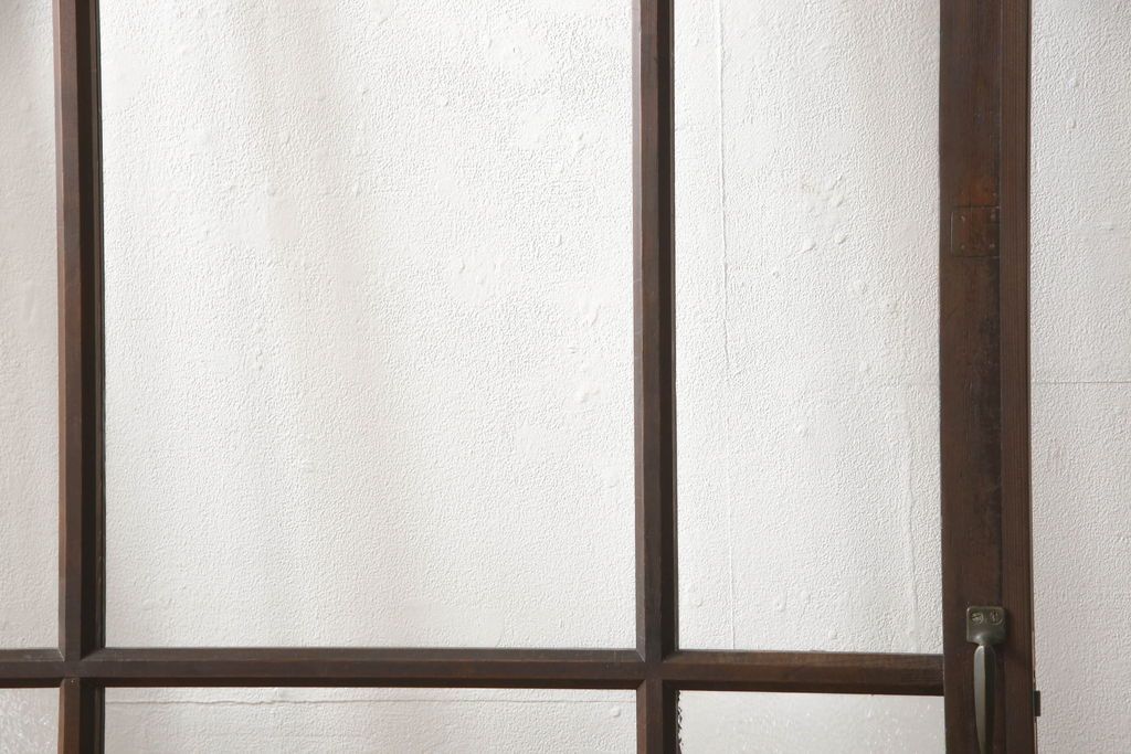 ガラス扉をリペア&カスタム!高さと幅をリサイズし、取っ手位置を調整。金具を取り付け、ガラスの一部をクリアガラスに交換。色味は当店商品を参考に着色。(ドア、建具)