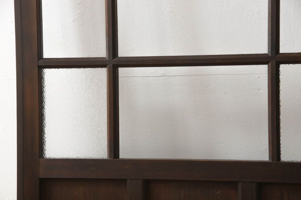 ガラス扉をリペア&カスタム!高さと幅をリサイズし、取っ手位置を調整。金具を取り付け、ガラスの一部をクリアガラスに交換。色味は当店商品を参考に着色。(ドア、建具)