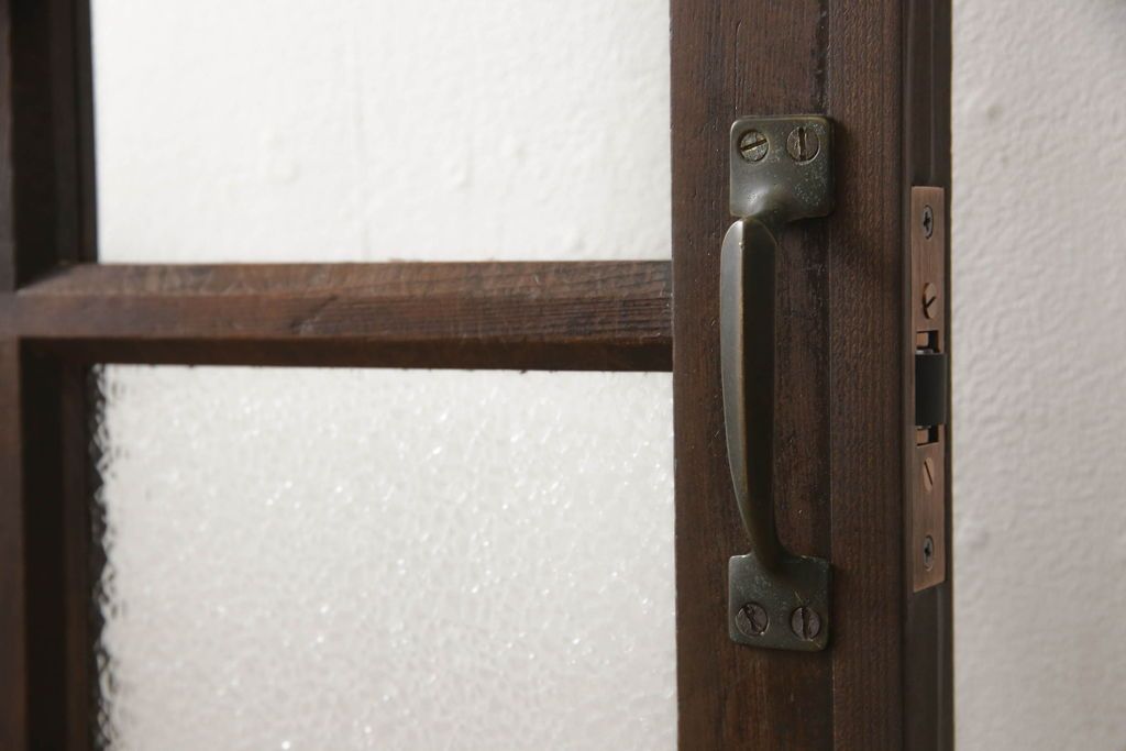 ガラス扉をリペア&カスタム!高さと幅をリサイズし、取っ手位置を調整。金具を取り付け、ガラスの一部をクリアガラスに交換。色味は当店商品を参考に着色。(ドア、建具)