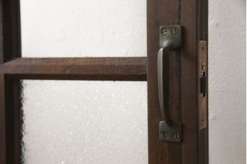 ガラス扉をリペア&カスタム!高さと幅をリサイズし、取っ手位置を調整。金具を取り付け、ガラスの一部をクリアガラスに交換。色味は当店商品を参考に着色。(ドア、建具)