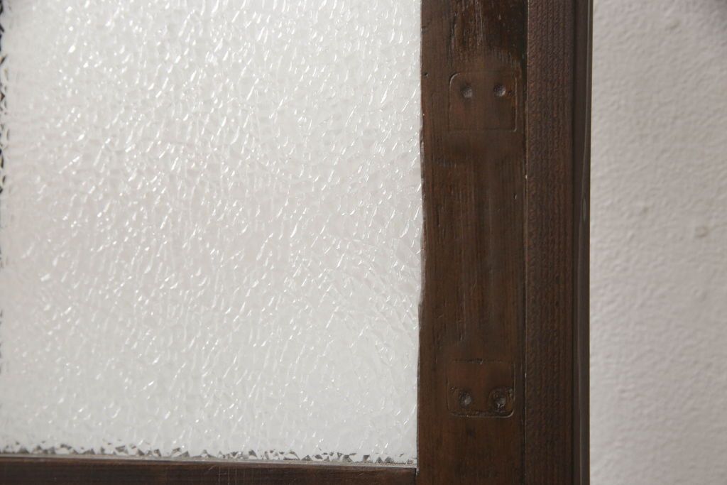 ガラス扉をリペア&カスタム!高さと幅をリサイズし、取っ手位置を調整。金具を取り付け、ガラスの一部をクリアガラスに交換。色味は当店商品を参考に着色。(ドア、建具)