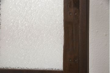 ガラス扉をリペア&カスタム!高さと幅をリサイズし、取っ手位置を調整。金具を取り付け、ガラスの一部をクリアガラスに交換。色味は当店商品を参考に着色。(ドア、建具)