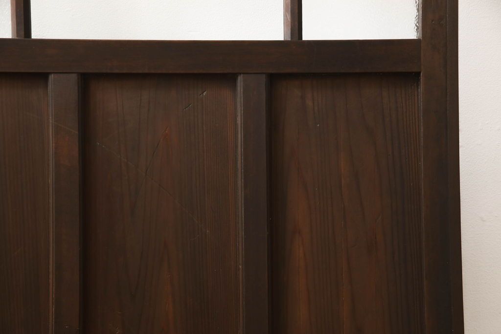 ガラス扉をリペア&カスタム!高さと幅をリサイズし、取っ手位置を調整。金具を取り付け、ガラスの一部をクリアガラスに交換。色味は当店商品を参考に着色。(ドア、建具)