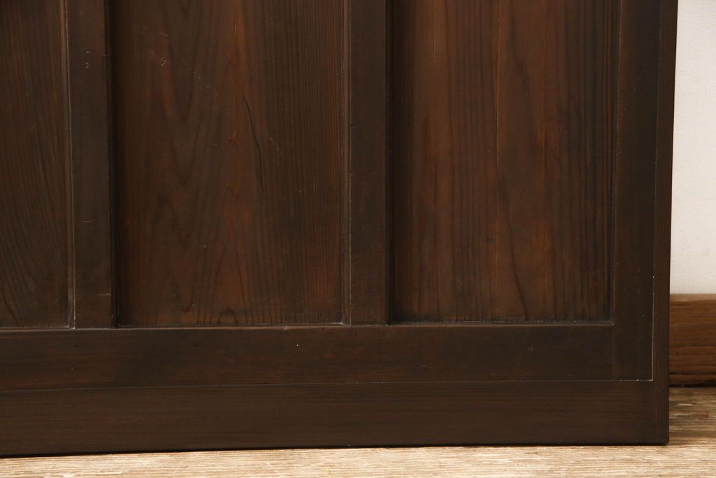 ガラス扉をリペア&カスタム!高さと幅をリサイズし、取っ手位置を調整。金具を取り付け、ガラスの一部をクリアガラスに交換。色味は当店商品を参考に着色。(ドア、建具)