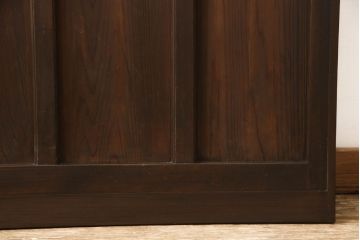 ガラス扉をリペア&カスタム!高さと幅をリサイズし、取っ手位置を調整。金具を取り付け、ガラスの一部をクリアガラスに交換。色味は当店商品を参考に着色。(ドア、建具)