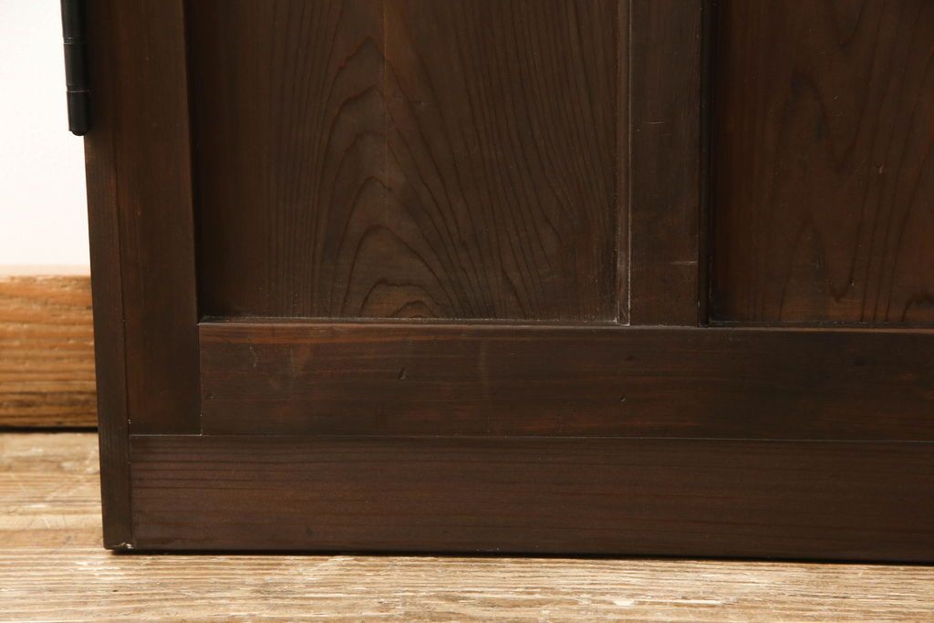 ガラス扉をリペア&カスタム!高さと幅をリサイズし、取っ手位置を調整。金具を取り付け、ガラスの一部をクリアガラスに交換。色味は当店商品を参考に着色。(ドア、建具)