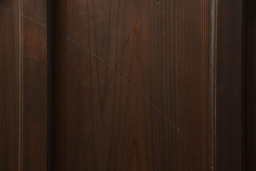 ガラス扉をリペア&カスタム!高さと幅をリサイズし、取っ手位置を調整。金具を取り付け、ガラスの一部をクリアガラスに交換。色味は当店商品を参考に着色。(ドア、建具)