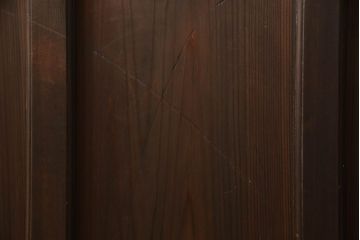 ガラス扉をリペア&カスタム!高さと幅をリサイズし、取っ手位置を調整。金具を取り付け、ガラスの一部をクリアガラスに交換。色味は当店商品を参考に着色。(ドア、建具)