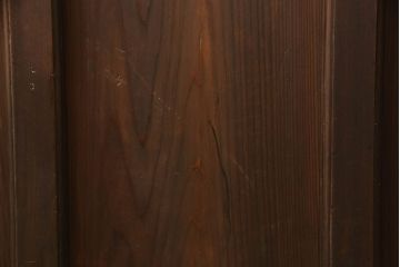 ガラス扉をリペア&カスタム!高さと幅をリサイズし、取っ手位置を調整。金具を取り付け、ガラスの一部をクリアガラスに交換。色味は当店商品を参考に着色。(ドア、建具)