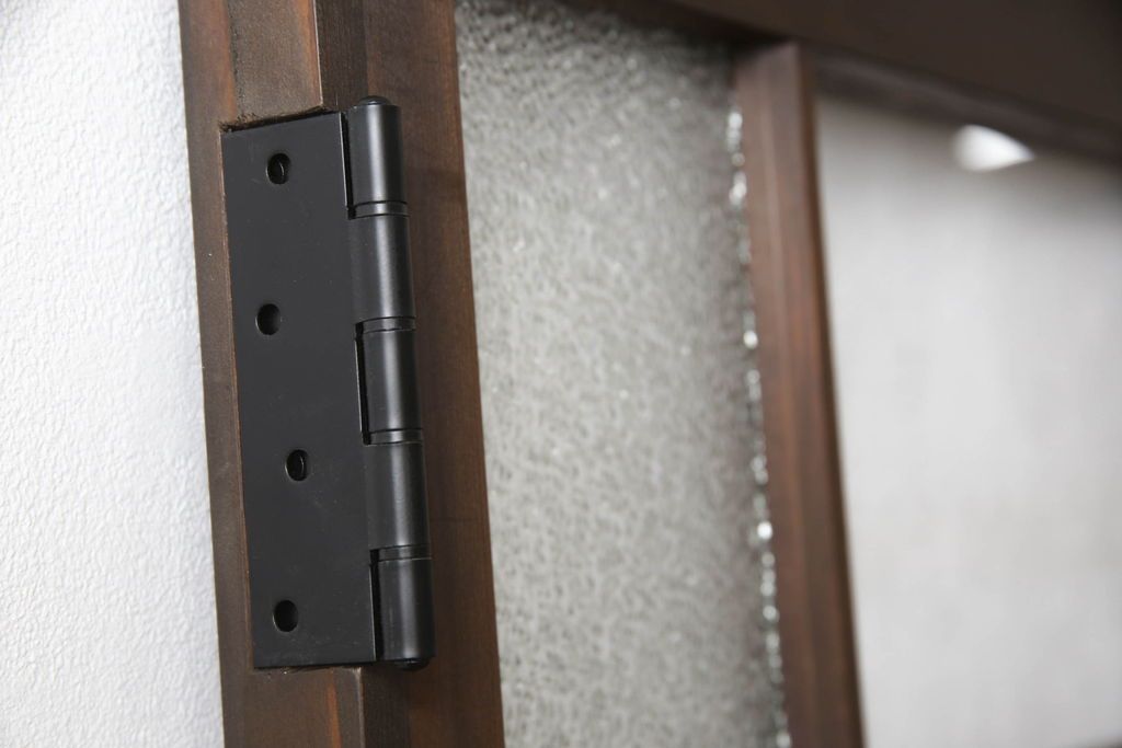 ガラス扉をリペア&カスタム!高さと幅をリサイズし、取っ手位置を調整。金具を取り付け、ガラスの一部をクリアガラスに交換。色味は当店商品を参考に着色。(ドア、建具)