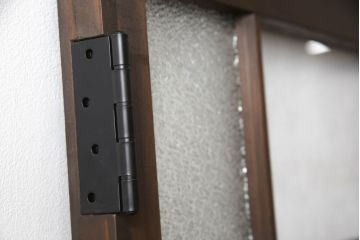 ガラス扉をリペア&カスタム!高さと幅をリサイズし、取っ手位置を調整。金具を取り付け、ガラスの一部をクリアガラスに交換。色味は当店商品を参考に着色。(ドア、建具)